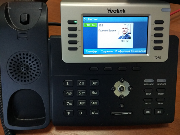 Внешний вид телефона Yealink SIP T-29 в режиме разговора